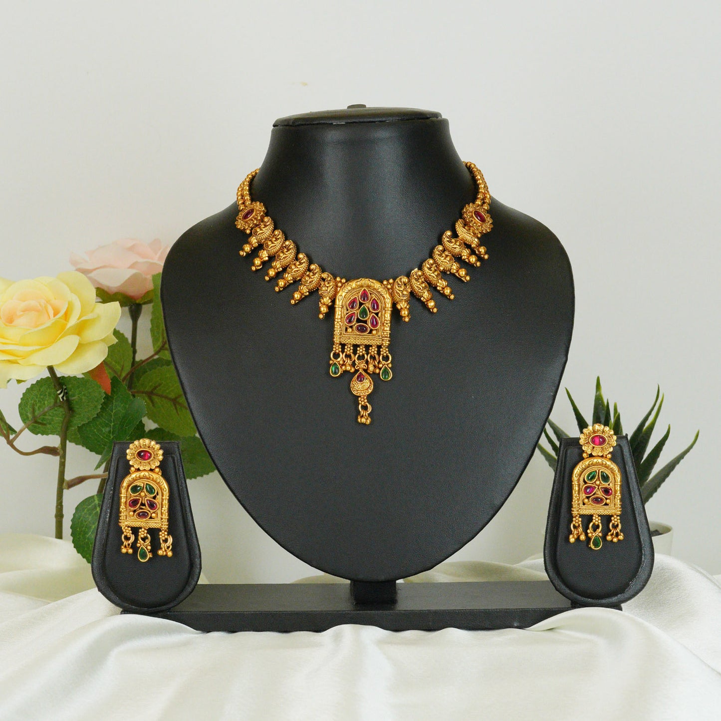 Temple Arch Kundan Necklace Set